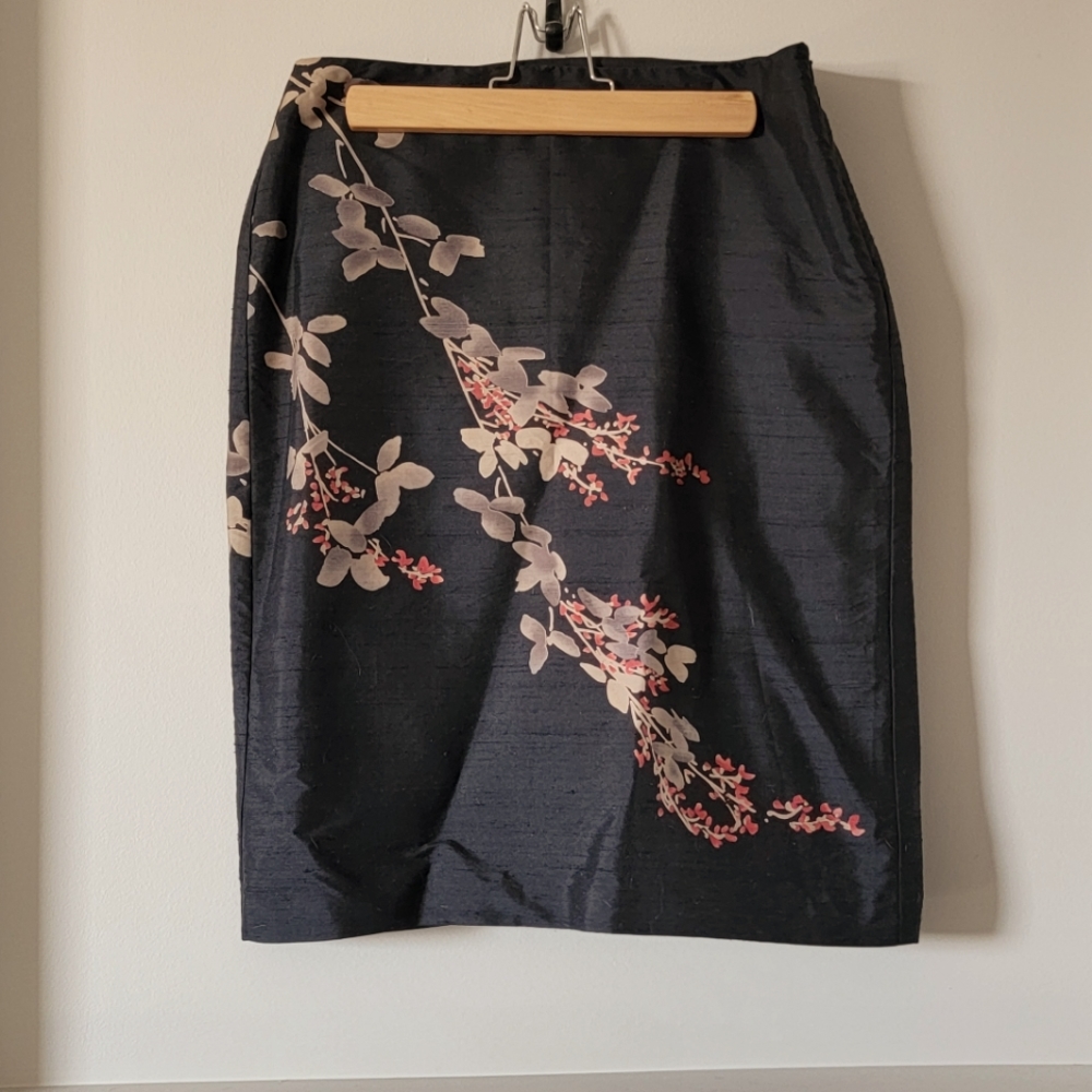 Tommy Bahama silk skirt. Size 6. Black.